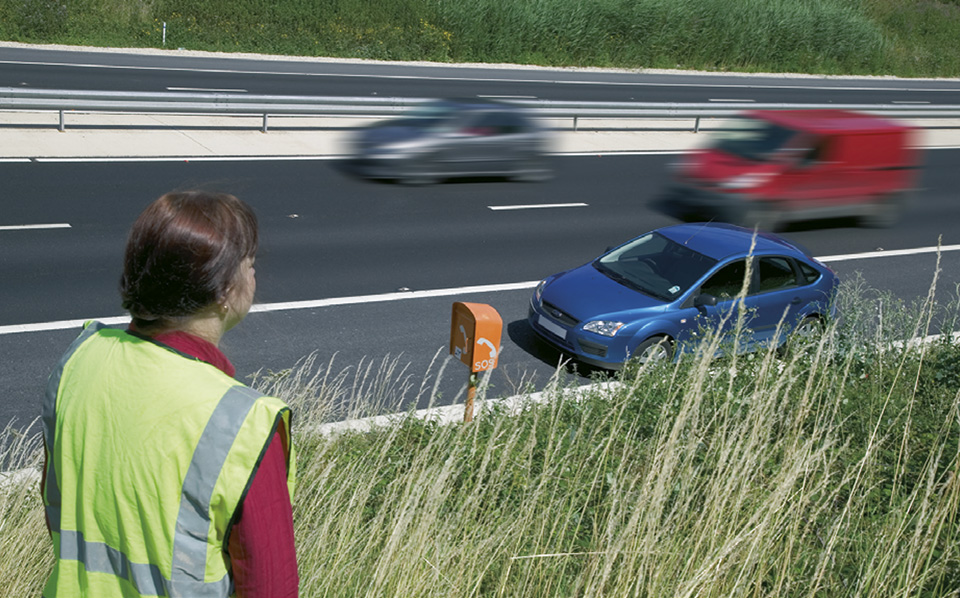 Rule 275: Keep well back from the hard shoulder